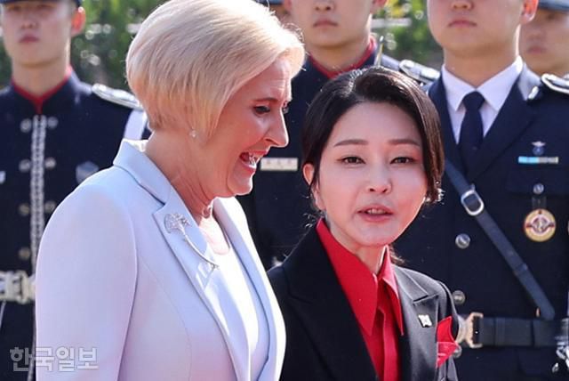 윤석열 대통령과 김건희 여사가 24일 서울 용산 대통령실 잔디마당에서 열린 폴란드 대통령 공식환영식에서 국빈방한 중인 안제이 두다 대통령과 영부인 아가타 콘하우저-두다 여사와 의장대 사열을 받고 있다. 왕태석 선임기자