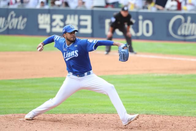 삼성 투수 데니 레예스가 19일 서울 잠실구장에서 열린 2024 프로야구 플레이오프 4차전 LG와 경기에서 7회말 역투하고 있다. 뉴시스