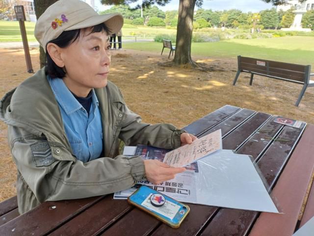 방은미씨가 23일 서울 영등포구 국회 의원회관 앞에서 본보와 인터뷰하고 있다. 그의 모자에는 세월호 참사와 이태원 참사 희생자를 기리는 리본이 달려 있었고, 휴대폰에도 이태원 참사를 기억하는 그립톡이 부착돼 있었다. 서현정 기자