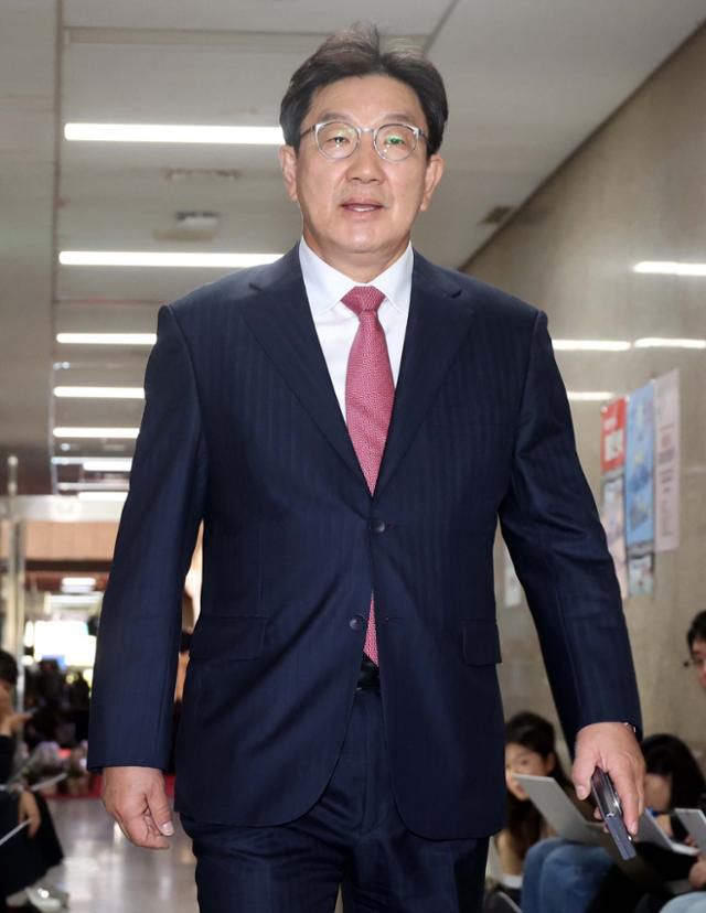 권성동 국민의힘 의원이 31일 국회 국민의힘 원내대표실에서 열린 원내대표 주재 비공개 중진회의에 참석하고 있다. 뉴시스