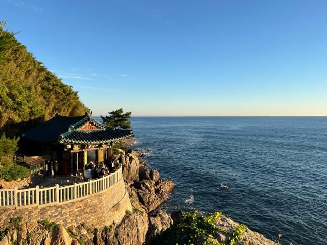 강원 양양군 낙산사의 부속 암자인 홍련암. 전혼잎 기자