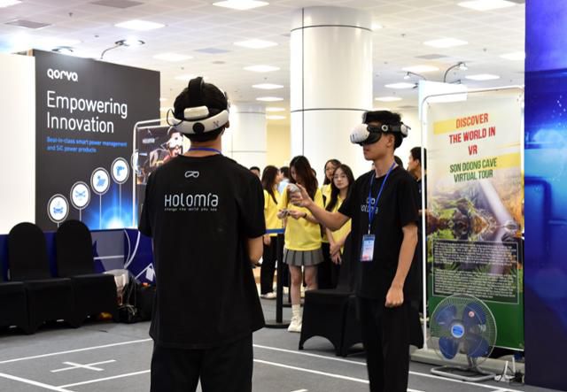 지난달 1일 베트남 하노이에서 열린 국가혁신센터(NIC) 창립 5주년 기념 행사장에서 한 가상현실(VR) 스타트업 관계자들이 VR 체험을 하고 있다. 하노이=허경주 특파원