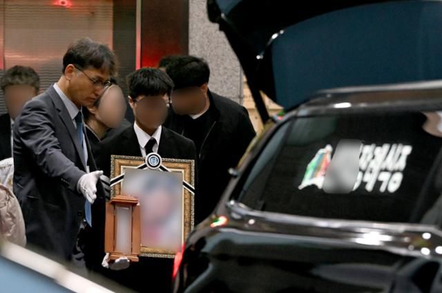 1일 오전 광주 서구 한 장례식장에서 재활용품 수거 차량에 치여 숨진 A(7)양의 발인식이 진행되고 있다. 뉴시스