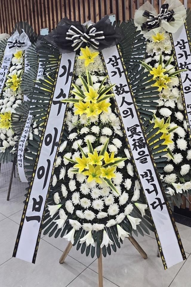 1일 광주 서구 한 장례식장에 마련된 초등생 빈소 입구에 아이돌 그룹 아이브의 근조화환이 놓여 있다. 아이브를 좋아하던 초등생은 지난달 30일 오후 광주 북구 신용동 아파트 단지 내에서 후진하는 재활용품 수거 차량에 치여 숨졌다. 연합뉴스