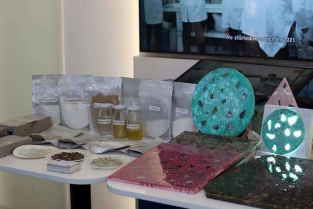 지난 9월 24일 베트남 하노이 국가혁신센터(NIC)에 탕반람 베트남 광업지질대 박사 연구팀이 개발 중인 특수 친환경 콘크리트 재료가 놓여 있다. 하노이=허경주 특파원