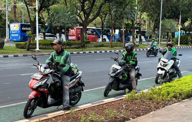지난해 11월 인도네시아 자카르타에서 차량 공유 플랫폼 '그랩'과 '고젝' 오토바이 기사들이 휴식을 취하고 있다. 자카르타=허경주 특파원