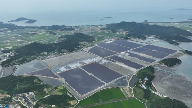 전남 신안군 임자도에 설치된 99㎿ 규모 임자태양광발전소 전경. 검은색 부분이 태양광 패널이다. 염전이 있던 부지를 수용해 건설했는데, 아직 주변에서는 염전이 운영된다. 총사업비 1,850억 원 중 '신재생에너지 개발이익 공유 등에 관한 조례'에 따라 임자도 주민이 74억 원을 출자했다. 주민 3,000여 명이 분기마다 1인당 10만~40만 원의 햇빛연금을 받고 있다. 해솔라에너지 제공
