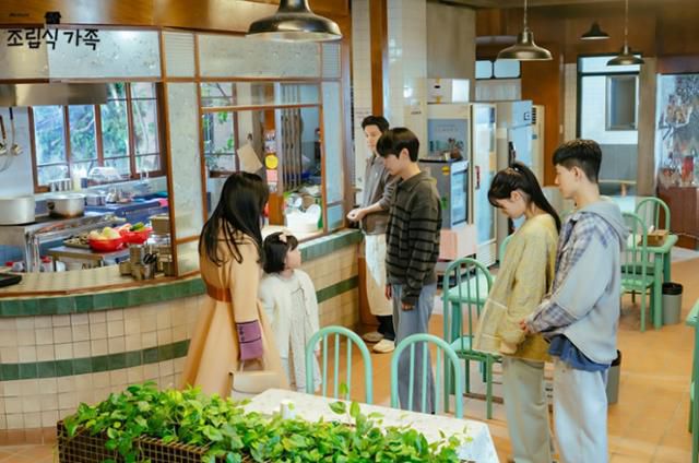 드라마 '조립식 가족'에서 권정희(김혜은· 왼쪽 첫 번째)가 아들을 버리고 떠난 지 10년이 흘러 다시 자식을 찾아온 모습. 드라마는 성(姓)이 모두 다른 세 청년이 가족처럼 지내며 벌어지는 애환을 그린다. JTBC 제공