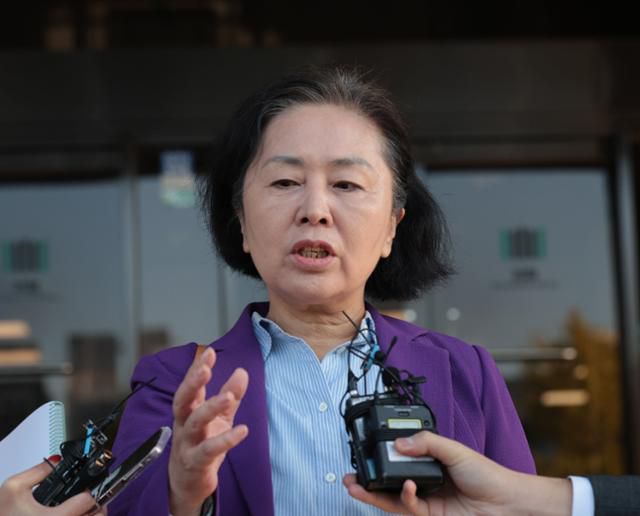 김영선 전 국민의힘 의원 이 4일 오전 전날에 이어 이틀 연속 경남 창원시 성산구 창원지방검찰청에 출석해 입장을 밝히고 있다. 김 전 의원은 2022년 6·1 국회의원 보궐선거에서 창원의창 지역구에 당선된 후 공천개입 의혹 인물인 명태균 씨에게 9천여만원을 보낸 혐의를 받는다. 연합뉴스