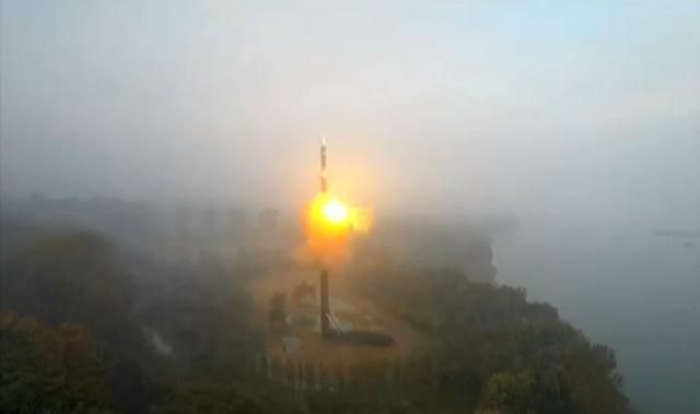 북한 조선중앙TV는 1일 김정은 국무위원장이 신형 대륙간탄도미사일(ICBM) '화성-19'형 시험발사를 직접 지도했다고 보도했다. 조선중앙TV 캡처