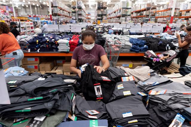 2022년 7월 미국 워싱턴 코스트코에서 시민들이 중국에서 수입한 의류를 살피고 있다. 도널드 트럼프 미국 대통령 당선자는 중국산 수입품에 60%의 고율 관세를 부과한다는 입장을 밝혀왔다. 워싱턴=EPA 연합뉴스 자료사진
