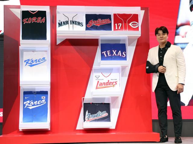 SSG 추신수가 7일 인천 연수구 경원재 앰배서더 인천에서 열린 은퇴 기자회견에서 유니폼 기념 조형물과 함께 포즈를 취하고 있다. 2주 전 어깨 수술을 받은 추신수는 이날 보호대를 차고 기자회견을 했다. 뉴스1