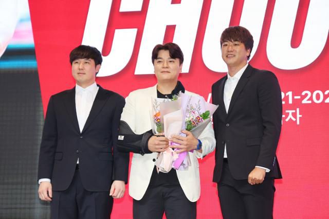 추신수가 최정(왼쪽)과 김광현(오른쪽)에게 꽃다발을 받고 기념 촬영을 하고 있다. 연합뉴스