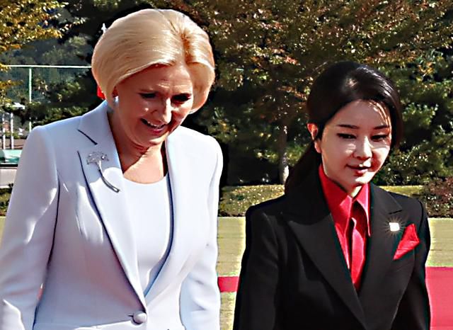 대통령 부인 김건희 여사가 지난달 24일 서울 용산 대통령실 잔디마당에서 열린 폴란드 대통령 공식환영식에서 안제이 두다 대통령의 영부인 아가타 콘하우저 두다 여사와 의장대 사열을 하고 있다. 왕태석 선임기자