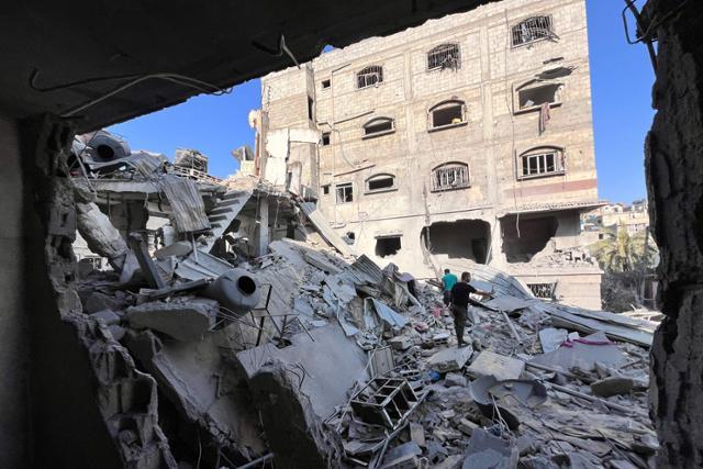 7일 이스라엘군 공습으로 무너진 가자지구 북부 베이트라히야의 건물 잔해 속에서 팔레스타인인들이 주변을 살펴보고 있다. 베이트라히야=AFP 연합뉴스