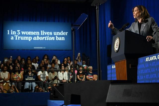 2024 미국 대선 민주당 후보였던 카멀라 해리스 부통령이 9월 20일 조지아주 애틀란타의 콥에너지센터에서 '(미국) 여성의 3분의 1이 트럼프의 낙태 금지령의 영향을 받으며 살아간다'는 슬로건을 내걸고 선거 유세를 하고 있다. 애틀란타=AFP 연합뉴스
