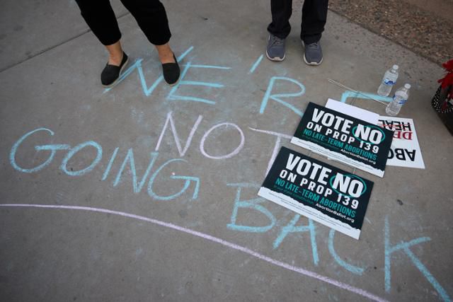 미국 애리조나주에서 임신중지권 확대를 위한 주 헌법 개정안에 대한 투표가 진행된 5일 템피에 위치한 애리조나주립대 바닥에 투표에 대한 찬성과 반대의 메시지가 새겨져 있다. 템피=EPA 연합뉴스