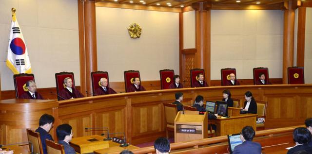 이정미(가운데) 헌법재판소 소장 권한대행이 지난 2017년 3월 10일 오전 서울시 종로구 재동 헌법재판소 대심판정에서 열린 박근혜 대통령 탄핵심판 사건 결정문을 읽고 있다. 왕태석 기자