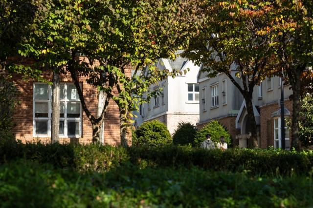 파주와 양평처럼 처음부터 영어마을로 계획된 캠퍼스는 이국적인 풍경으로 사진 촬영이나 데이트를 하러 오는 시민들도 찾고 있다.