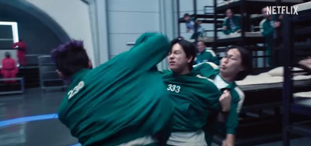 드라마 '오징어 게임' 시즌2 영어 버전 예고편에서 230번 참가자(빅뱅 출신 탑·왼쪽 첫 번째)가 333번(가운데·임시완)을 숙소에서 주먹으로 때리고 있다. 이 장면은 한국 예고편엔 없다. 넷플릭스 영상 캡처