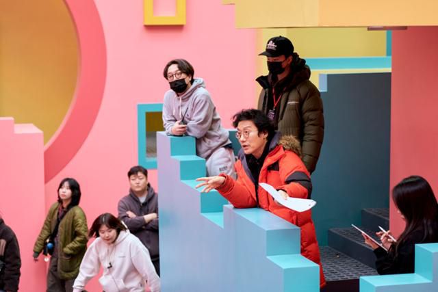 '오징어 게임' 시리즈를 연출한 황동혁 감독이 지난겨울 충남 소재 드라마 세트장에서 촬영을 지시하고 있다. 넷플릭스 제공