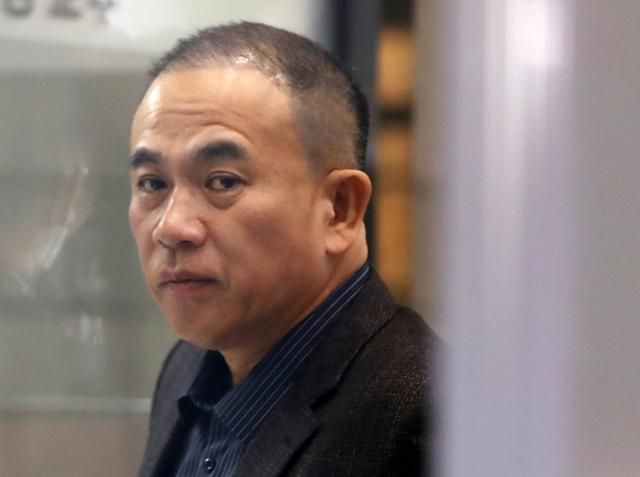 윤석열 대통령 부부 공천 개입 의혹의 핵심 인물인 명태균씨가 8일 오전 정치자금법 위반 혐의 피의자 신분으로 검찰 조사를 받기 위해 경남 창원시 성산구 창원지검으로 출석하고 있다. 창원=뉴스1