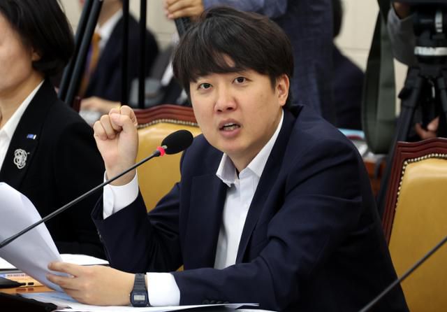 이준석 개혁신당 의원이 지난달 24일 오전 서울 여의도 국회 과학기술정보방송통신위원회에서 열린 방송통신위원회 등에 대한 종합 국정감사에서 질의를 하고 있다. 뉴시스