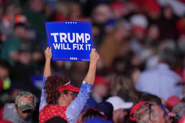 도널드 트럼프 전 미국 대통령의 대선 후보 유세가 열린 4일 펜실베이니아주 레딩에서 한 지지자가 손팻말을 들고 트럼프 후보의 도착을 기다리고 있다. 레딩=AP 뉴시스