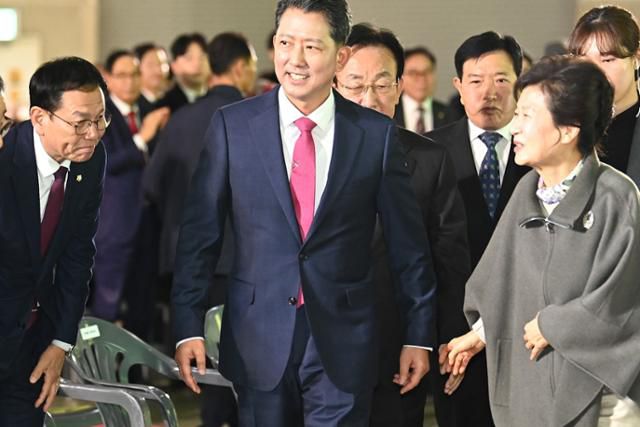 박근혜 전 대통령이 14일 경북 구미코에서 열린 '박정희 전 대통령 탄신 107돌 문화행사'에 참석하기 위해 행사장으로 이동하고 있다. 구미시 제공