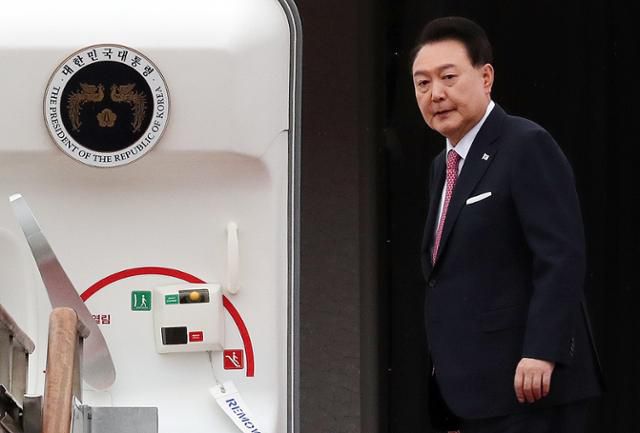 윤석열 대통령이 14일 경기 성남시 서울공항에서 페루와 브라질에서 열리는 아시아태평양경제협력체(APEC)와 주요 20개국(G20) 정상회의 참석을 위해 출국하고 있다. 성남=뉴스1