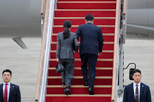 지난 10월 6일 필리핀·싱가포르 국빈 방문 및 라오스에서 열리는 아세안(ASEAN·동남아시아국가연합) 정상회의에 참석하는 윤석열 대통령과 김건희 여사가 경기성남 서울공항에서 공군1호기에 탑승하고 있다. 성남=왕태석 선임기자