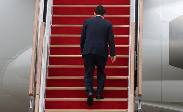 윤석열 대통령이 14일 경기 성남시 서울공항에서 페루와 브라질에서 열리는 아시아태평양경제협력체(APEC)와 주요 20개국(G20) 정상회의 참석차 공군 1호기에 오르고 있다. 성남=뉴스1