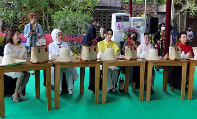 2022년 11월 15일 주요 20개국(G20) 정상회의에 참석한 각국 대표의 배우자들이 회의 주최 측이 마련한 배우자 프로그램에 참석해 있다. 사진 오른쪽부터 시진핑 중국 국가주석의 부인 펑리위안 여사, 조코 위도도 인도네시아 대통령 부인 이리아나 위도도 여사, 윤석열 대통령 부인 김건희 여사, 레제프 타이이프 에르도안 튀르키예 대통령 부인 에미네 에르도안 여사, 기시다 후미오 일본 총리 부인 기시다 유코 여사. 발리=AP 연합뉴스