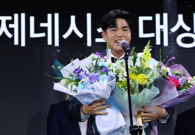 장유빈이 15일 서울 강남구 그랜드 인터컨티넨탈 서울 파르나스에서 열린 2024 KPGA 제네시스 대상 시상식에서 제네시스 대상을 수상한 뒤 소감을 밝히고 있다. 뉴시스