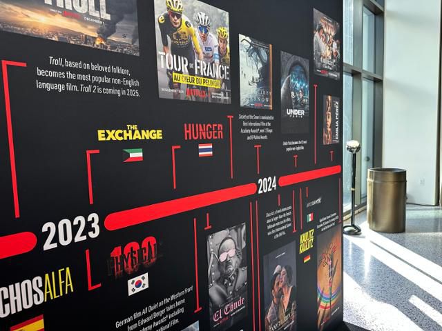 18일 미국 캘리포니아주 로스앤젤레스 넷플릭스 투둠시어터에 넷플릭스의 인기 비영어 콘텐츠를 표시한 연혁표가 걸려 있다. 2023년을 빛낸 작품에 한국에서 제작된 '피지컬100'이, 올해의 작품으로는 한국 콘텐츠 '흑백요리사'와 '오징어게임2'가 표시돼 있다. 로스앤젤레스=이서희 특파원