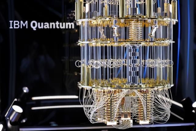 실제 양자컴퓨터는 마치 샹들리에 같은 모습이다. 6월 25일 경기 고양시 킨텍스에서 열린 '2024 퀀텀코리아' 현장에 공개된 IBM의 양자컴퓨터. 고양=뉴시스
