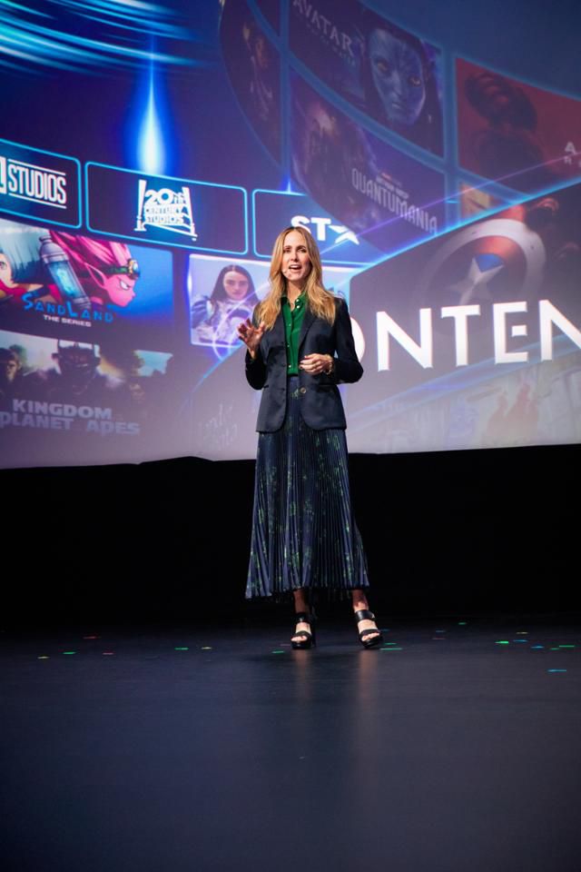 데이나 월든 디즈니엔터테인먼트 공동 회장이 20일 싱가포르 마리나 베이 샌즈에서 열린 '디즈니 콘텐츠 쇼케이스 2024'에서 발언하고 있다. 월트디즈니컴퍼니 제공