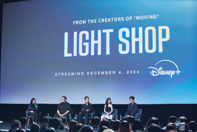 20일 싱가포르 마리나 베이 샌즈에서 열린 '디즈니 콘텐츠 쇼케이스 2024'에서 '조명가게' 제작진과 배우들의 기자간담회가 열렸다. 월트디즈니컴퍼니 제공