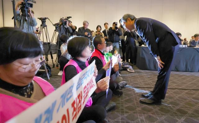 정근식 서울시교육감이 21일 오후 서울 용산구 그랜드하얏트 서울 호텔에서 열린 제100회 전국시도교육감협의회 총회에서 임금체계 개편 등을 촉구하며 시위 중인 전국학교비정규직노조 조합원 등과 대화를 시도하고 있다. 뉴시스