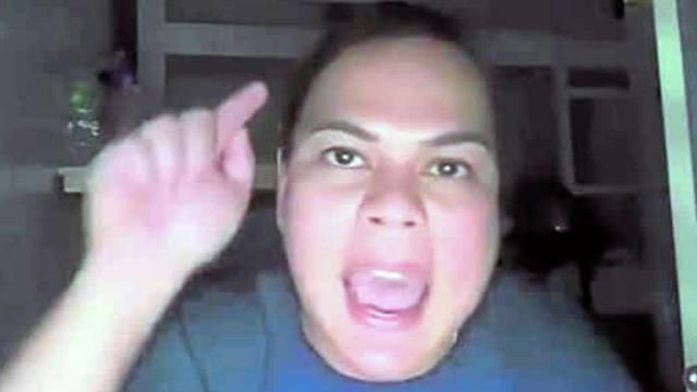 사라 두테르테 필리핀 부통령이 23일 온라인 기자회견에서 정부와 하원을 비판하며 페르디난드 마르코스 주니어 대통령을 위협하는 발언을 하고 있다. 필리핀 인콰이어러넷 홈페이지 캡처