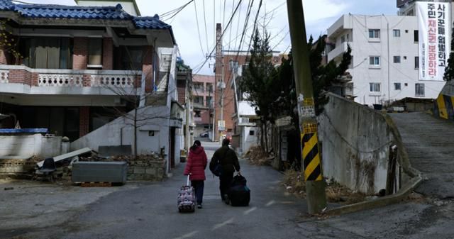 영화 '한 채'는 아파트와 위장결혼이라는 소재를 통해 한국사회 집의 의미를 되짚는다. 씨네소파 제공