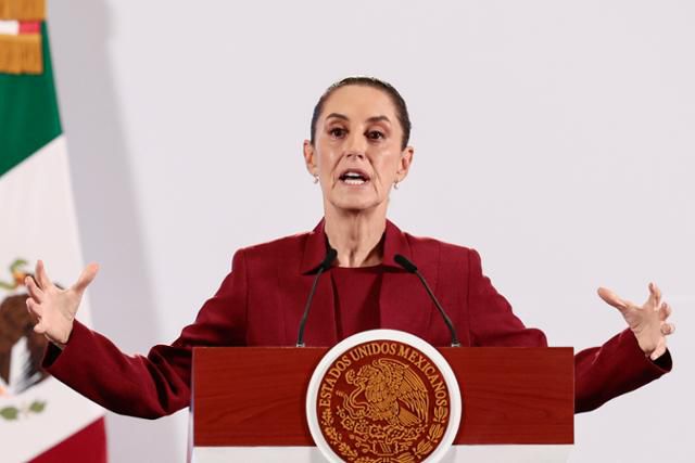 클라우디아 셰인바움 멕시코 대통령이 13일 멕시코시티 국립궁전에서 기자회견을 열고 있다. 멕시코시티=EPA 연합뉴스