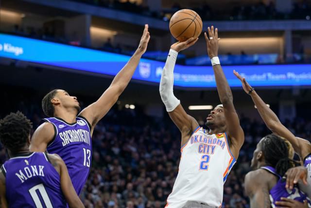 오클라호마시티의 셰이 길저스-알렉산더(오른쪽)가 26일(한국시간) 미국 캘리포니아주 새크라멘토 골든1 센터에서 열린 2024~25시즌 NBA 새크라멘토와 경기에서 슈팅을 하고 있다. 새크라멘토=AP 연합뉴스