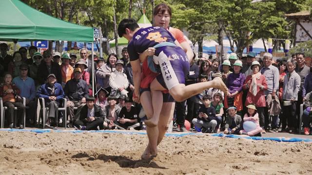 다큐멘터리 '모래바람'은 여성 씨름의 세계를 들여다본다. 영화특별시SMC 제공