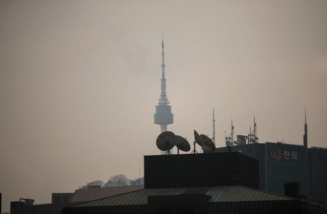 서울을 비롯한 수도권의 초미세먼지 농도가 나쁨 수준을 보인 21일 서울 도심이 뿌옇게 보이고 있다. 뉴시스