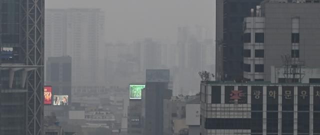 정부가 27일 '제14차 미세먼지특별대책위원회'를 열고 향후 5년 및 겨울철 미세먼지 저감 대책을 발표했다. 지난 21일 서울 종로구 서울시교육청에서 내려다본 도심이 미세먼지로 인해 뿌옇게 보인다. 최주연 기자