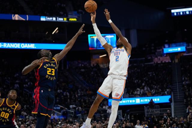 미국프로농구(NBA) 오클라호마시티의 샤이 길저스-알렉산더(오른쪽)가 28일(한국시간) 미국 캘리포니아주 샌프란시스코 체이스 센터에서 열린 2024~25 NBA 정규리그 골든스테이트와 경기에서 슛을 쏘고 있다. 샌프란시스코=AP 연합뉴스
