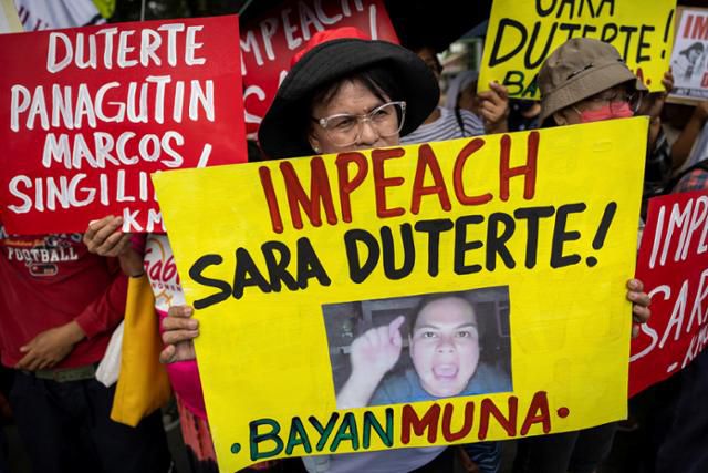 필리핀 시민사회 단체 관계자들이 지난 25일 마닐라 케손시 하원 밖에서 사라 두테르테 부통령 탄핵 시위를 벌이고 있다. 마닐라=로이터 연합뉴스