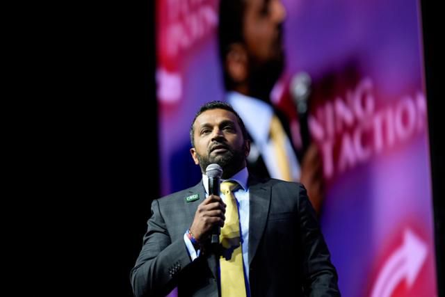 지난달 30일 도널드 트럼프 미국 대통령 당선자에 의해 새 연방수사국(FBI) 국장으로 지명된 캐시 파텔이 10월 24일 네바다주 라스베이거스에서 열린 트럼프 당시 공화당 대선 후보 유세에 참석해 지지 연설을 하고 있다. 라스베이거스=AP 연합뉴스