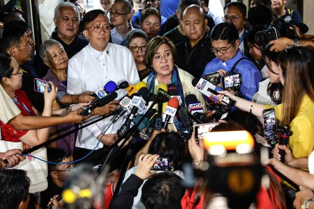새라 두테르테 필리핀 부통령에 대한 하원 탄핵 소추 요청에 나선 레일라 데 리마(가운데) 전 필리핀 상원의원이 2일 마닐라 케손시 하원에서 청원서를 제출하며 기자들의 질문에 답하고 있다. 마닐라=EPA 연합뉴스